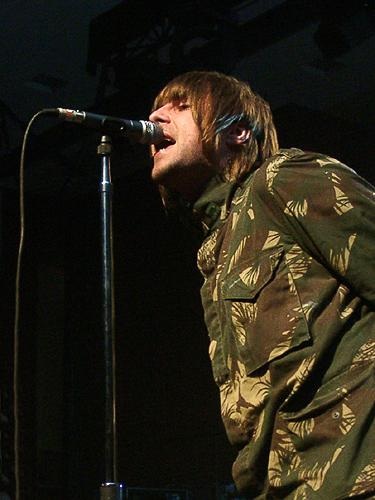 Oasis – Die Inseltwins bei ihrem Auftritt am 29.11.2002 im Messecentrum B. – Der steht da wie sonst ...