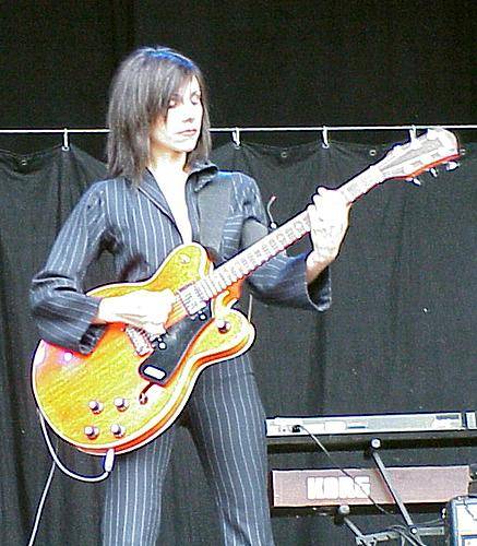 PJ Harvey – PJ im Sommer 2001 auf dem Open Air bei Bern. – 