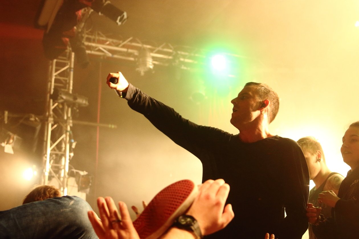 Spontan errichtetes Crowdsurfer-Paradies an der Spree. – Parkway Drive.