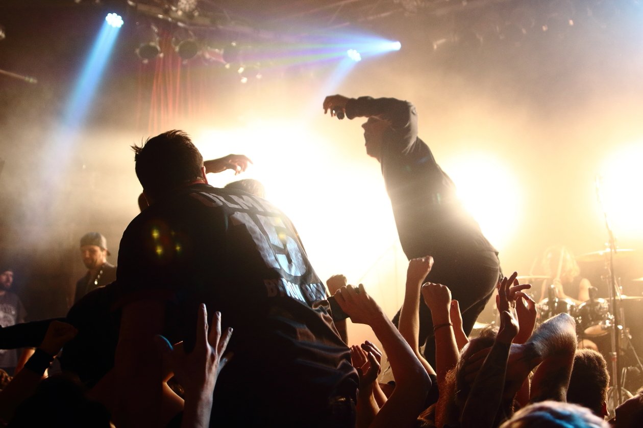 Spontan errichtetes Crowdsurfer-Paradies an der Spree. – Parkway Drive.