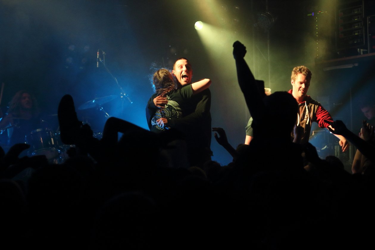 Spontan errichtetes Crowdsurfer-Paradies an der Spree. – Parkway Drive.