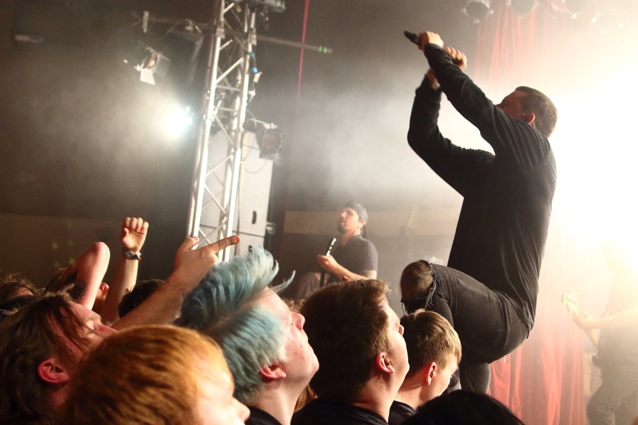 Spontan errichtetes Crowdsurfer-Paradies an der Spree. – Parkway Drive.