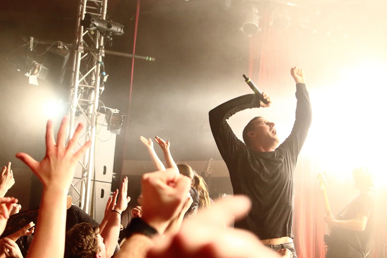 Spontan errichtetes Crowdsurfer-Paradies an der Spree. – Parkway Drive.