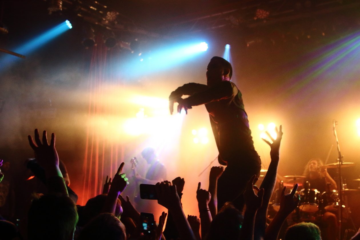 Spontan errichtetes Crowdsurfer-Paradies an der Spree. – Parkway Drive.