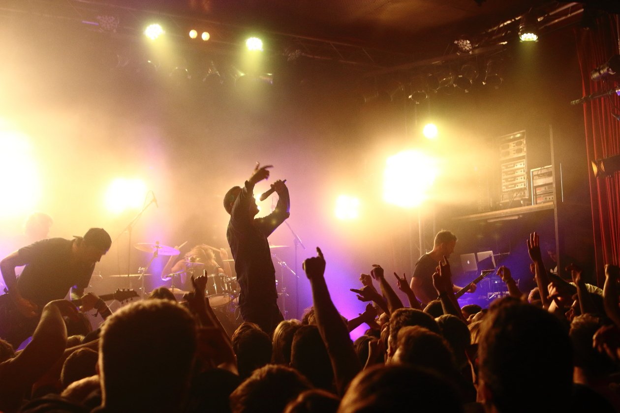 Spontan errichtetes Crowdsurfer-Paradies an der Spree. – Parkway Drive.