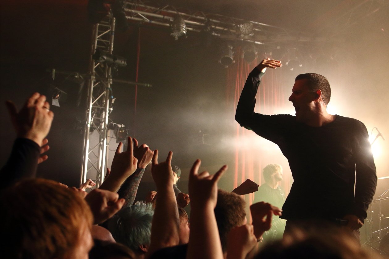 Parkway Drive – Spontan errichtetes Crowdsurfer-Paradies an der Spree. – Angekündigt wurde die Show ...