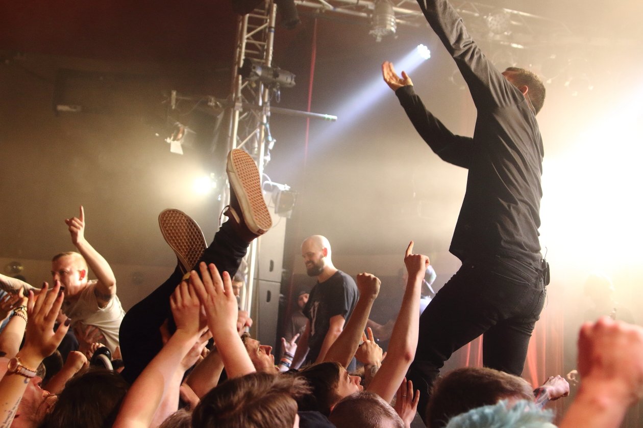 Parkway Drive – Spontan errichtetes Crowdsurfer-Paradies an der Spree. – Binnen weniger Stunden ...