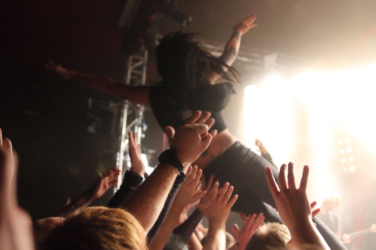 Parkway Drive – Spontan errichtetes Crowdsurfer-Paradies an der Spree. – Fliegende Menschen.