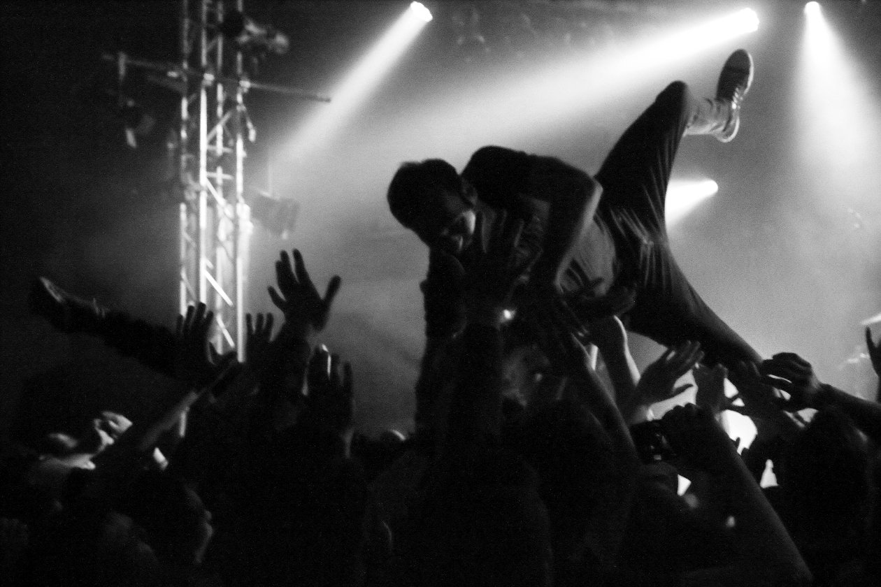 Parkway Drive – Spontan errichtetes Crowdsurfer-Paradies an der Spree. – Fliegende Menschen.