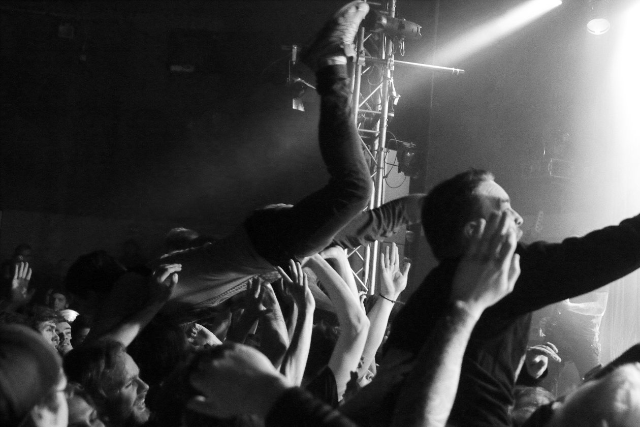 Parkway Drive – Spontan errichtetes Crowdsurfer-Paradies an der Spree. – Fliegende Menschen.