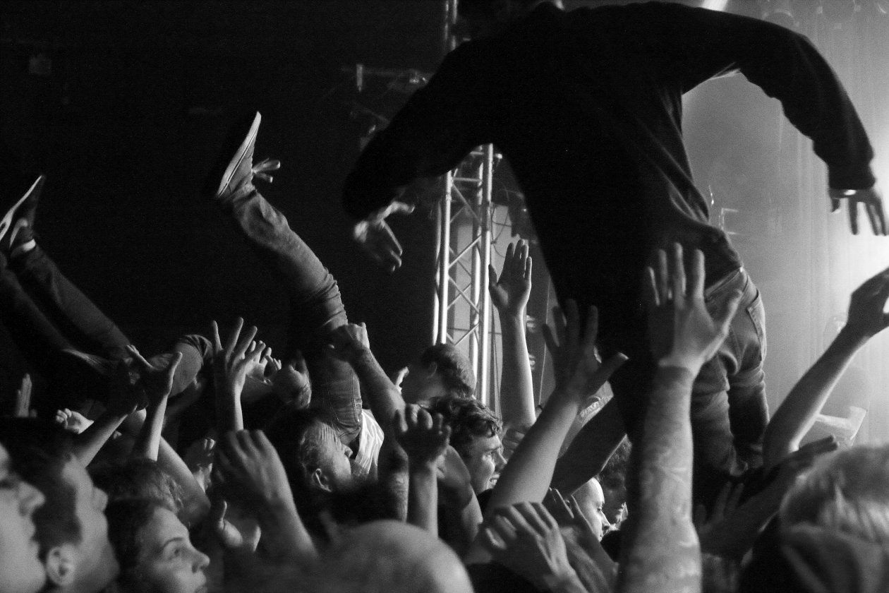 Parkway Drive – Spontan errichtetes Crowdsurfer-Paradies an der Spree. – Körpergulasch in Berlin.