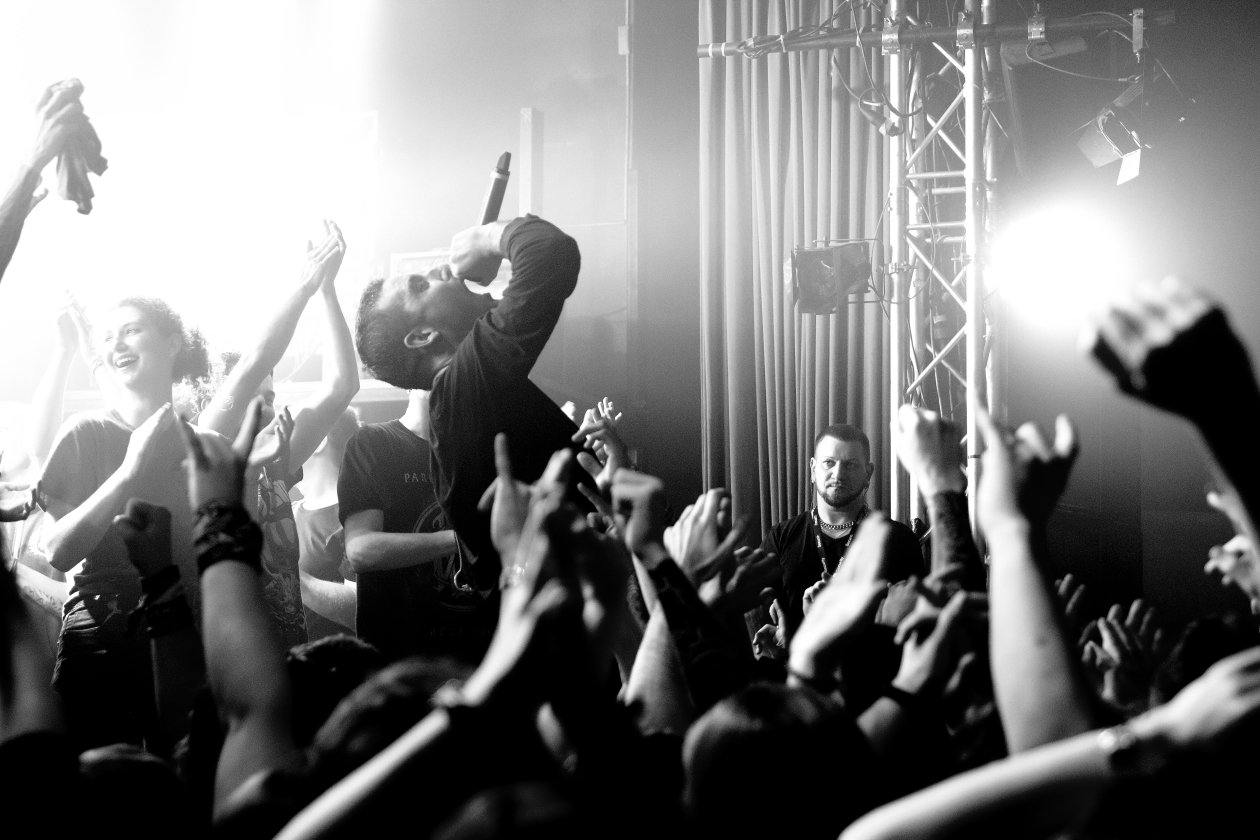 Spontan errichtetes Crowdsurfer-Paradies an der Spree. – Parkway Drive rufen zur Schlacht.