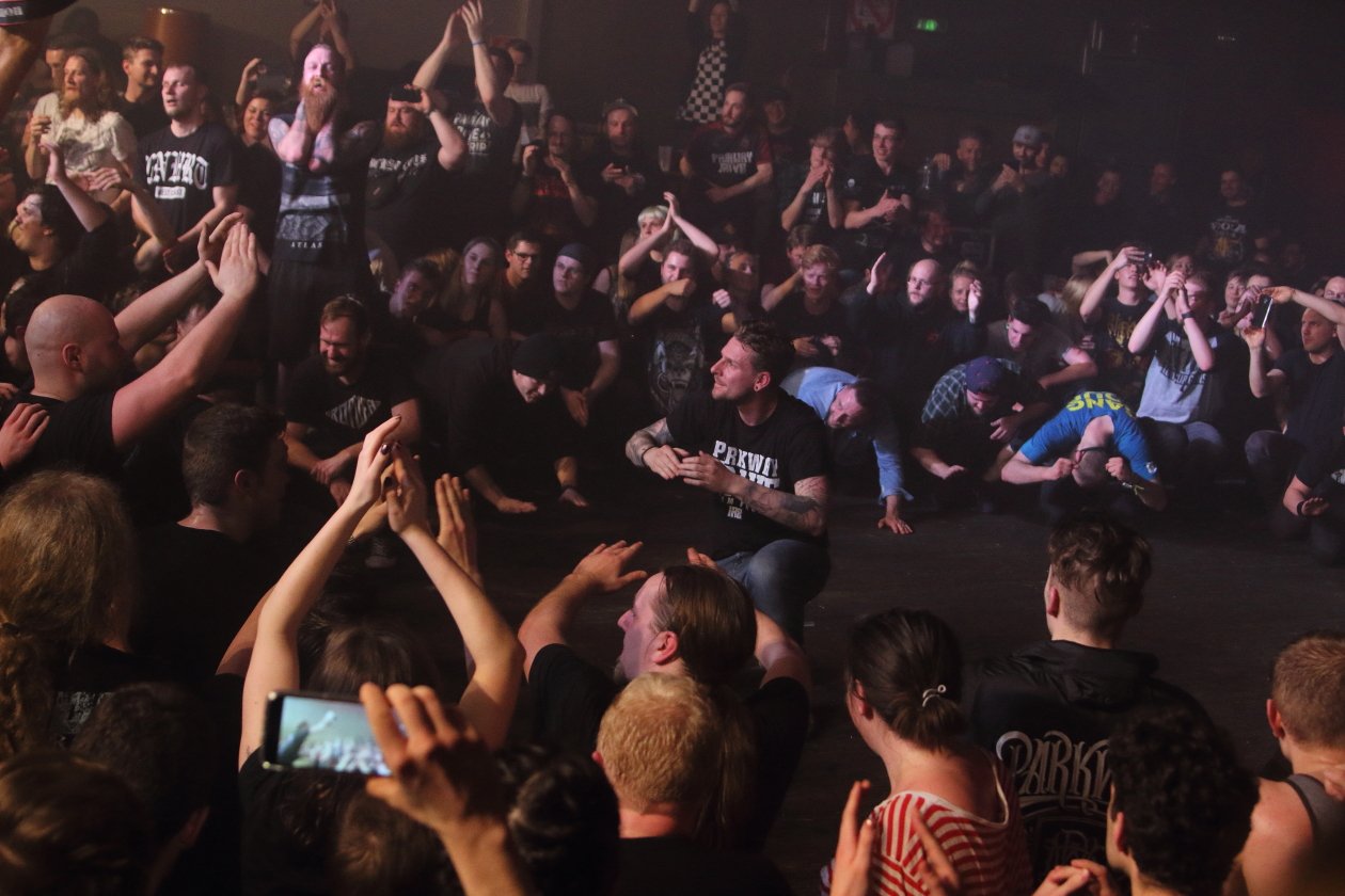 Parkway Drive – Spontan errichtetes Crowdsurfer-Paradies an der Spree. – Vor der Wall Of Death.