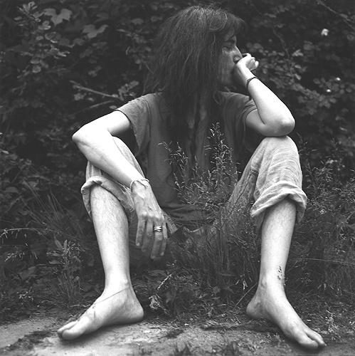 Patti Smith – Fast ironisch düster zeigt sich Patti der Presse. – Abwesend