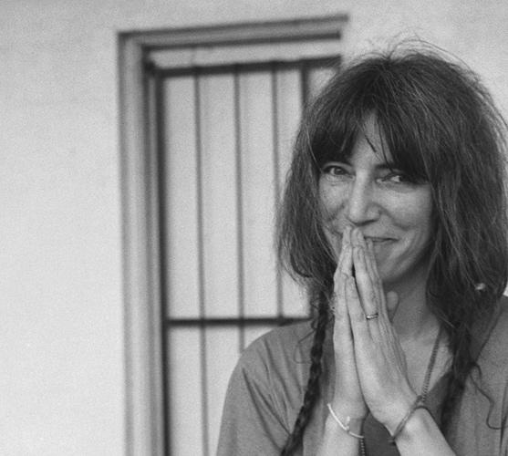 Patti Smith – Fast ironisch düster zeigt sich Patti der Presse. – Wenigstens nicht unfreundlich