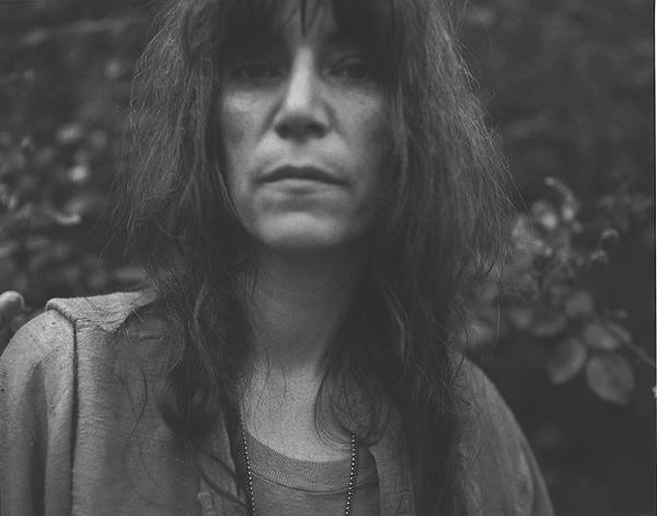 Patti Smith – Fast ironisch düster zeigt sich Patti der Presse. – Was willst du?