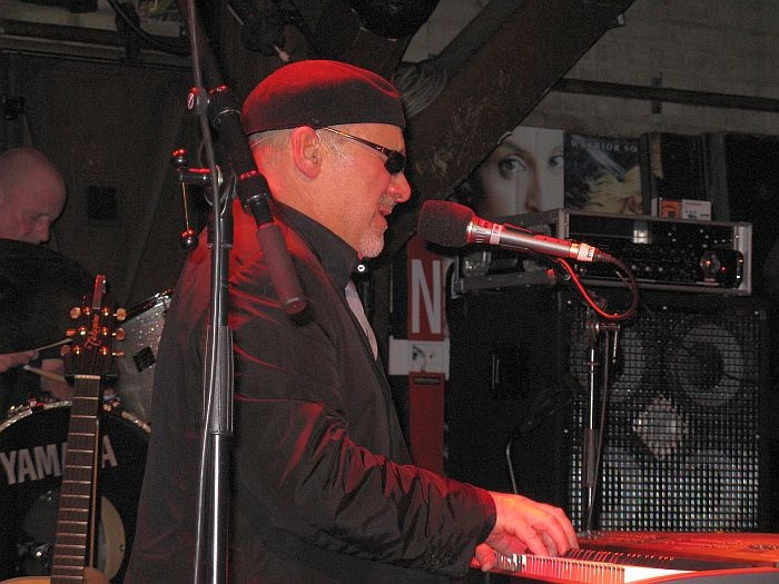 Paul Carrack – Am Keyboard.