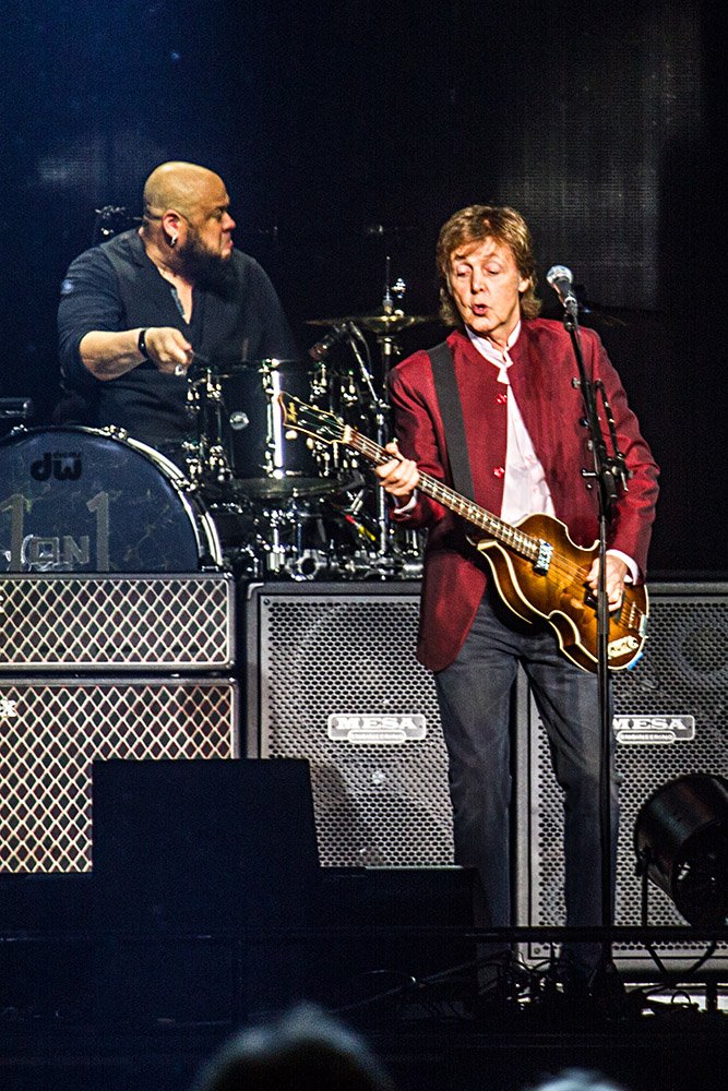 Paul McCartney – Ausnahmezustand in Düsseldorf: 'Macca' is in town - und spielt 38 Songs. – Drummer und Background-Sänger Abe Laboriel junior wurde 1971 geboren – ein Jahr nach dem Ende der Beatles.