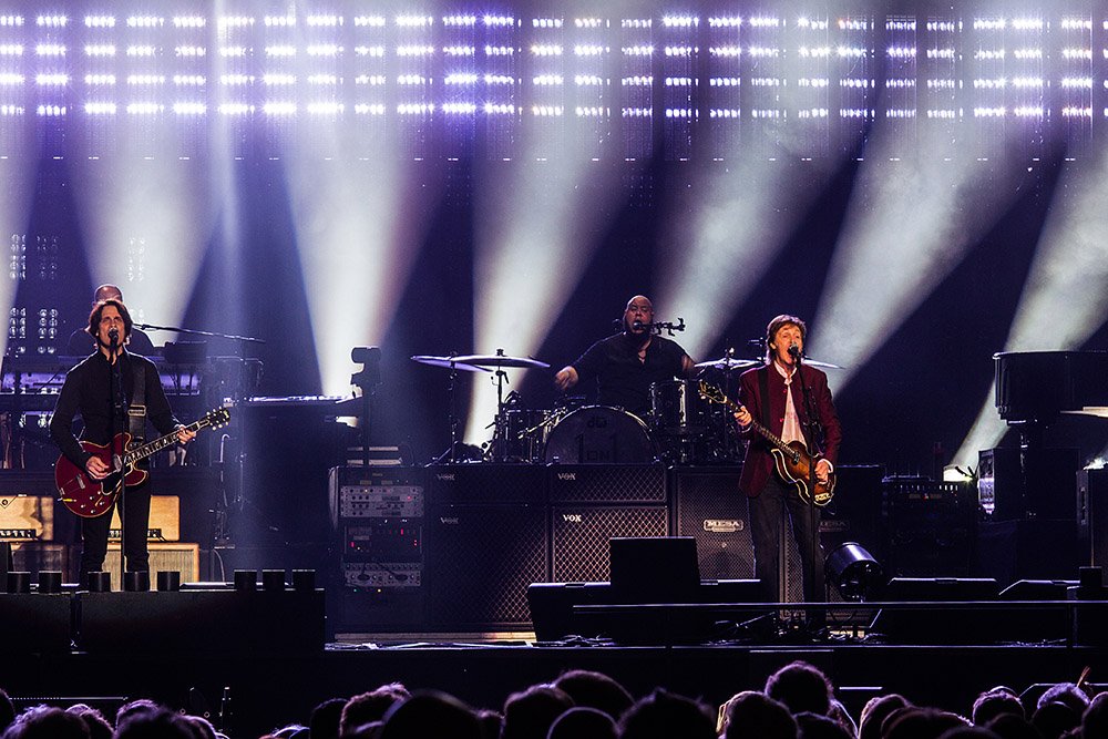 Paul McCartney – Wie Roger Waters turnt 'Macca' zwar nicht mehr umher, dafür erhebt er sich zwischenzeitlich einige Meter über den Bühnenboden.