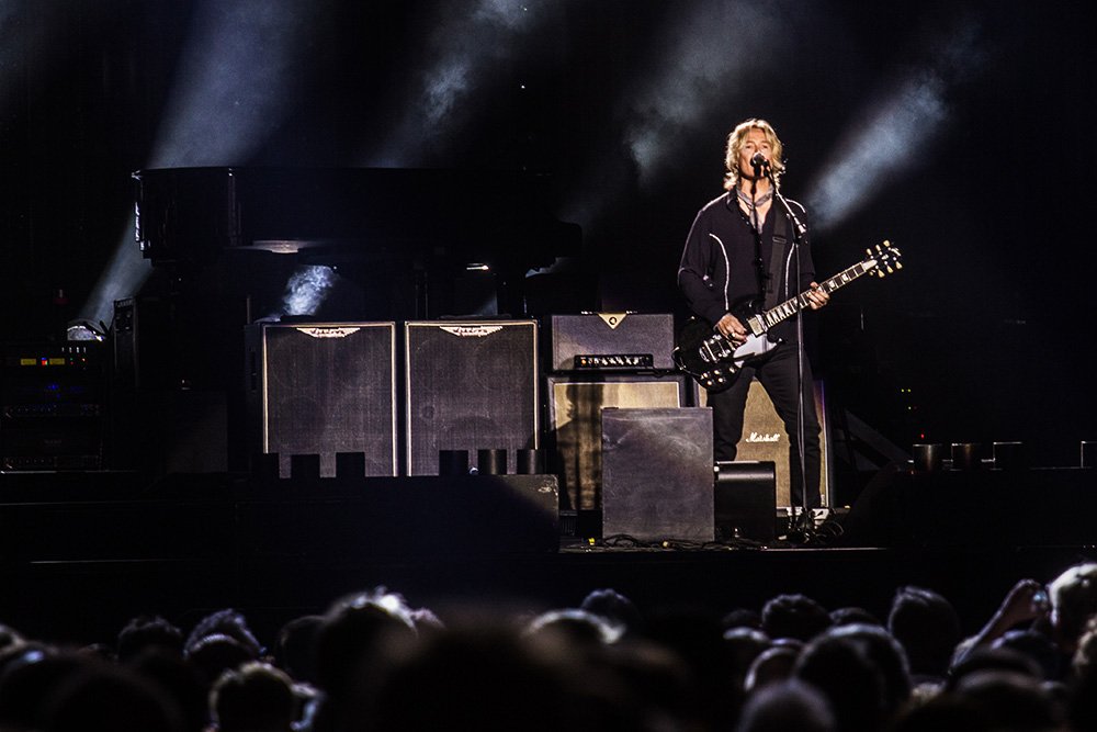 Paul McCartney – Der zweite Gitarrist Brian Ray passt sich an: Wann immer McCartney zur Gitarre greift, übernimmt er den E-Bass.
