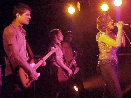 Paula – Fotos vom Auftritt im Kölner Prime Club am 7. Mai 2001. – 