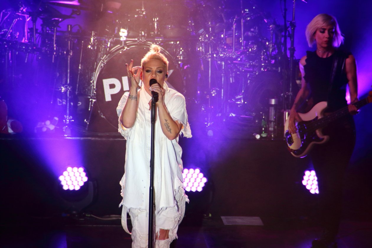 Pink – P!nk spielt ein intimes "Beautiful Trauma"-Konzert in Deutschland. – F**kin' Perfect!