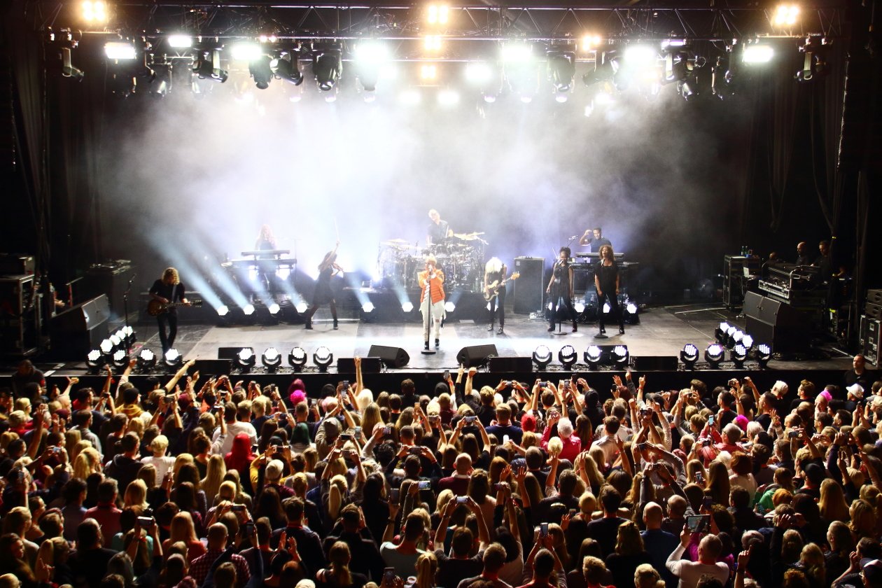 Pink – P!nk spielt ein intimes "Beautiful Trauma"-Konzert in Deutschland. – Für den Superstar ein recht kleiner Rahmen.