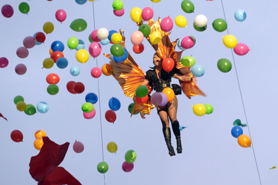 Pinks Summer Carnival live im Kölner Rheinenergiestadion – Inmitten von Luftballons springt Pink aus 20 Metern auf die Bühne