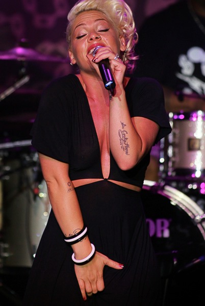 Pink – Vor 800 Fans gab die US-Göre einen Vorgeschmack auf ihre Oktober-Tour. – 