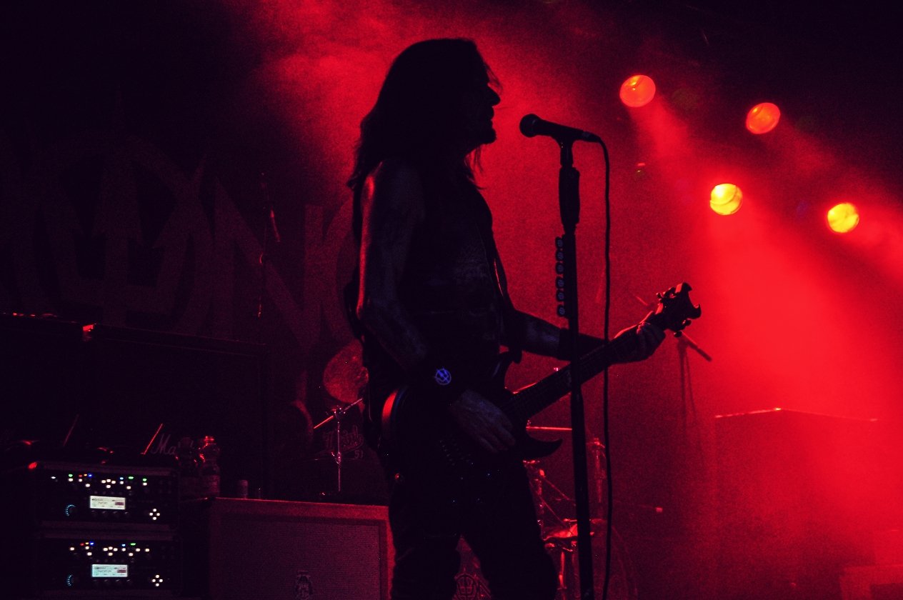 Prong – Die Groove-Metal-Pioniere geben anlässlich der After-Wacken-Party RheinRiot ein Stelldichein in der Domstadt. Snap your fingers, snap your neck! – In The Shadows.