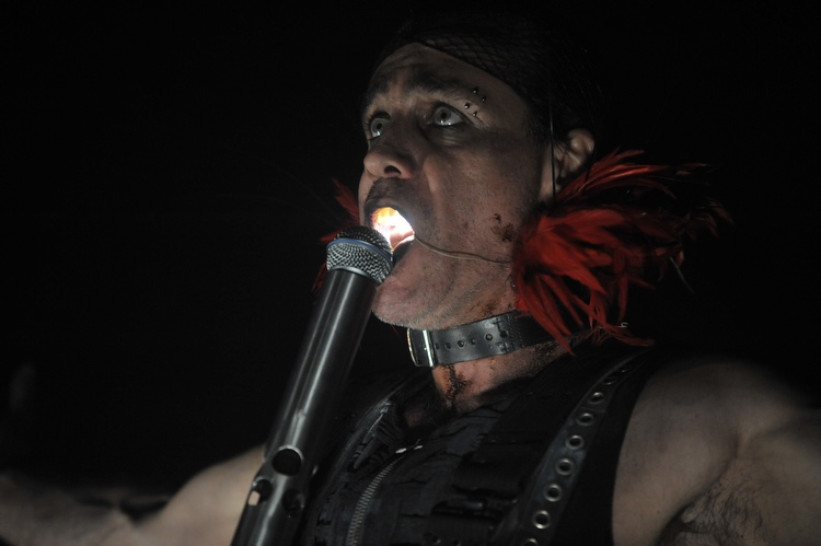 Zensur hin oder her: Rammstein live 2009. – Herr Lindemann und seine Lampe.