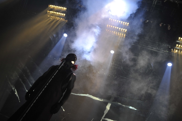 Zensur hin oder her: Rammstein live 2009. – Und Lindemann leuchtet noch immer aus dem Mund.