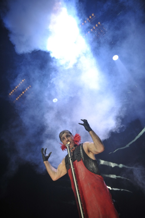 Zensur hin oder her: Rammstein live 2009. – Viel Nebel auf der Bühne.