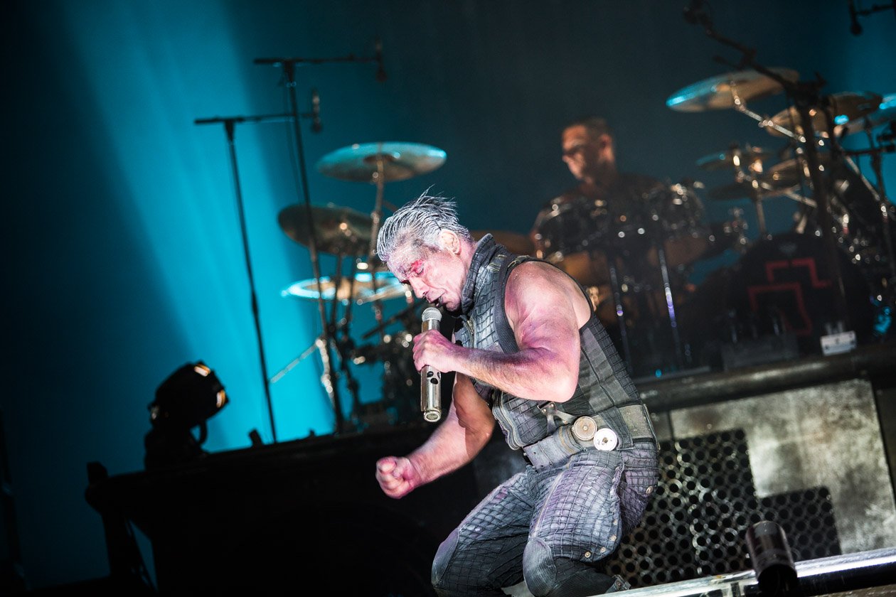 Rammstein – In Scheeßel spielten Till Lindemann und Co. noch ihren Headlinerslot, beim Southside kamen schwere Unwetter dazwischen. – Dampfhammer.