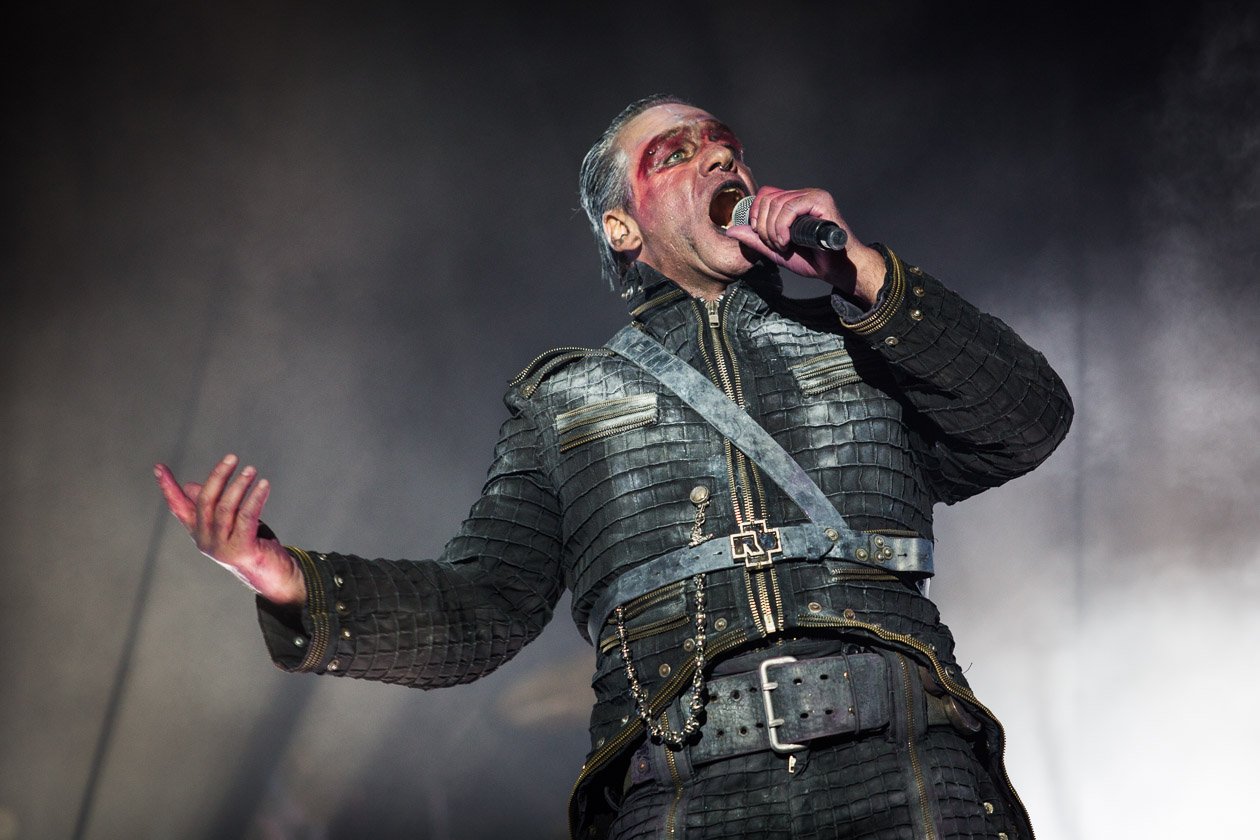 Rammstein – In Scheeßel spielten Till Lindemann und Co. noch ihren Headlinerslot, beim Southside kamen schwere Unwetter dazwischen. – Till Lindemann.