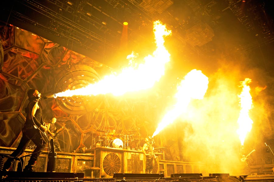 Rammstein – Drei Mal füllen die teutonischen Tanzmetaller den ISS Dome. – Feuer frei!