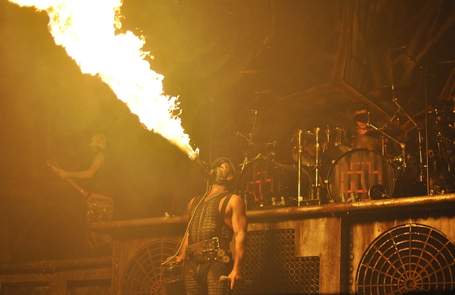 Heiße Show in Friedrichshafen. – Rammstein 2011 in Friedrichshafen