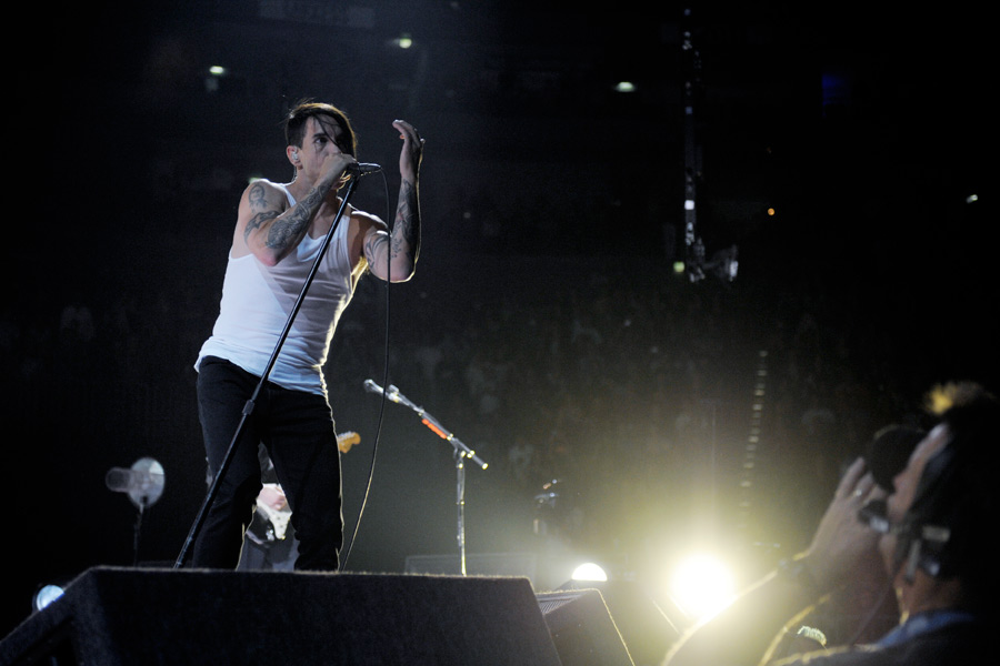 Red Hot Chili Peppers – Kiedis, Flea und Co. rocken die Crowd. – Die Kölnarena? Restlos ausverkauft.