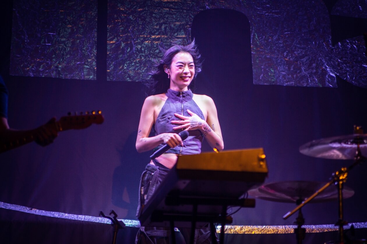 Rina Sawayama auf 'Hold The Girl'-Tour. – Sawayama ebenfalls.