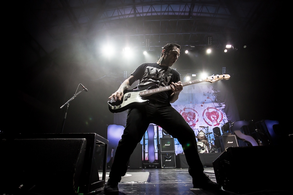 Rise Against – Die "Black Market"-Tour machte Halt am  Main. – Joe am Bass.