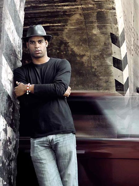 Der kubanische Jazz-Pianist Roberto Fonseca serviert 2009 "Akokan". – ... seiner kubanischen Heimat in groovenden Jazz: ...