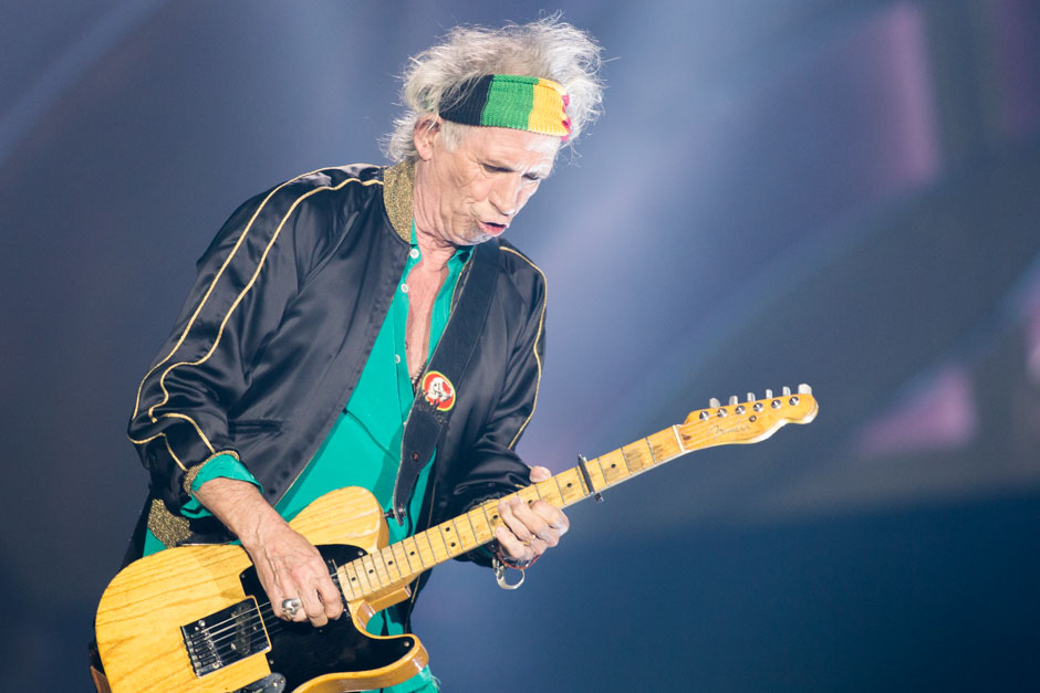 Rolling Stones – Die Stones auf ihrer -vermutlich - letzten Tour. – ... und auch Keith Richards schleppte seine Gitarre mühelos quer übers Parkett.