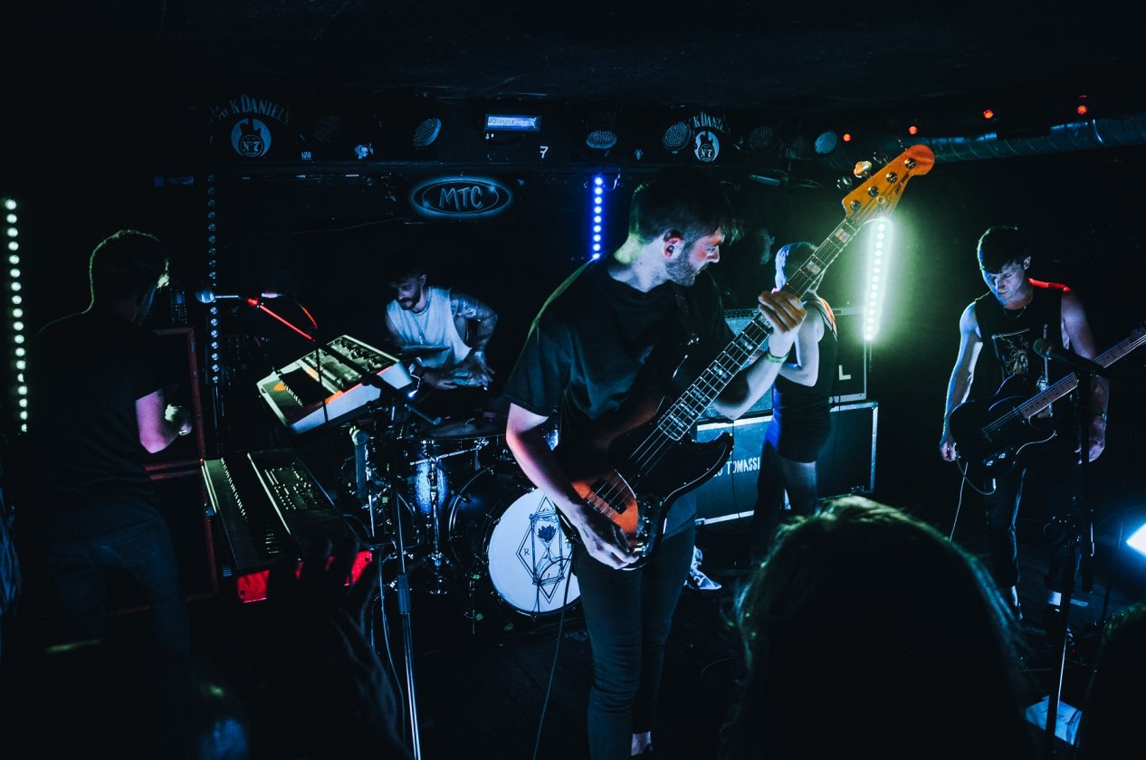 Rolo Tomassi – Die Power des Mathcore im Nacken: Die Briten mit einer kunterbunten Show im Kölner MTC. – Bühnenaction.