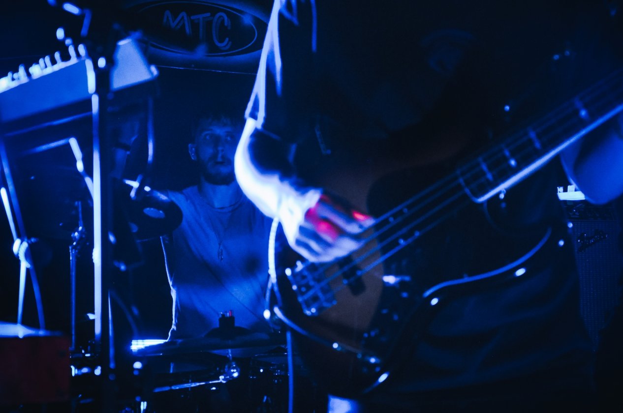 Rolo Tomassi – Die Power des Mathcore im Nacken: Die Briten mit einer kunterbunten Show im Kölner MTC. – Hinten: Al Pott.