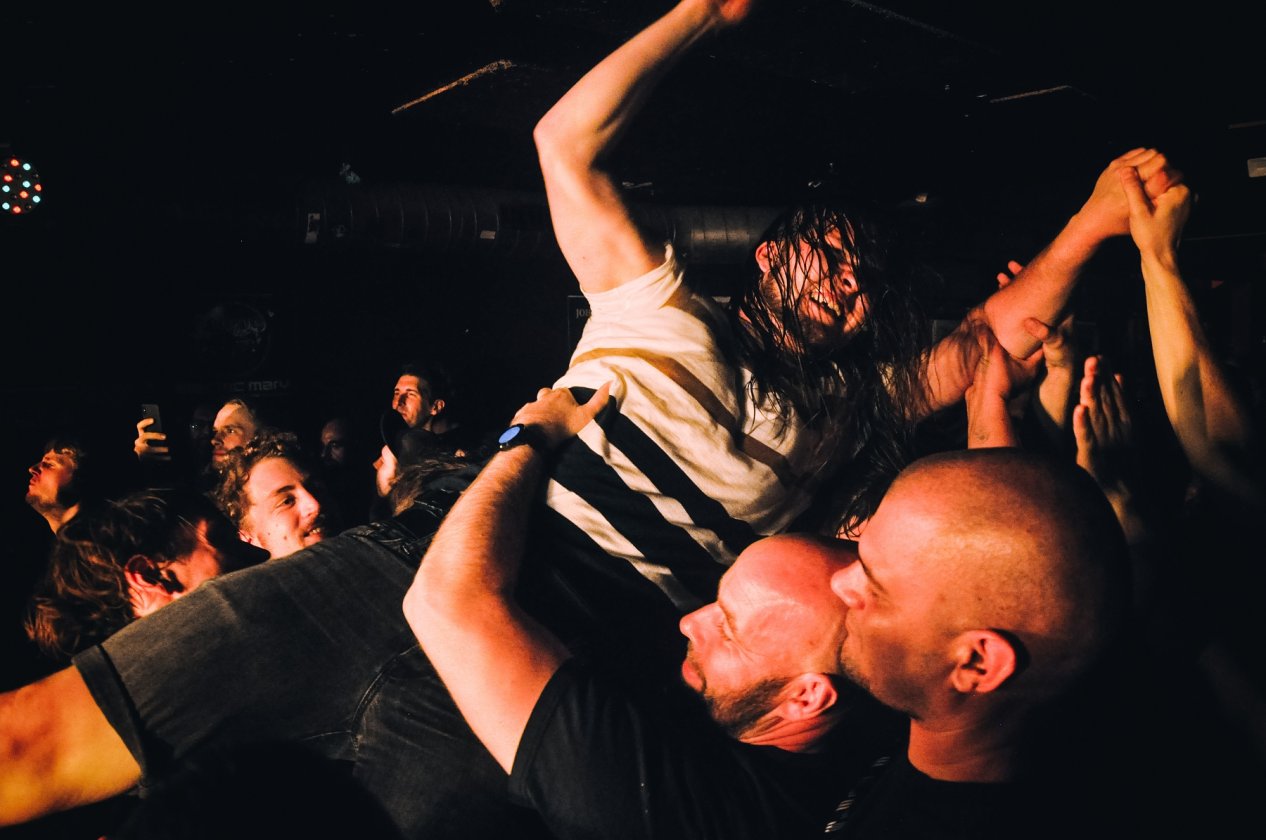 Rolo Tomassi – Die Power des Mathcore im Nacken: Die Briten mit einer kunterbunten Show im Kölner MTC. – Stage-Dive-Action, Part 2.