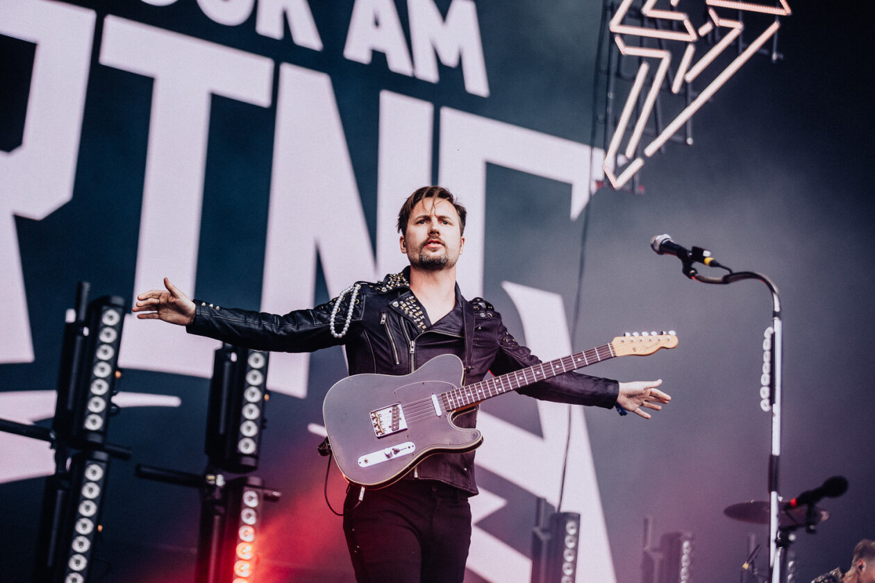 Viel los vor der Bühne bei den Schweden am Festivalsamstag. – Royal Republic.