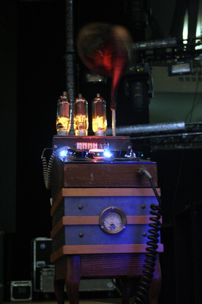 Rush – Das Trio beim einzigen Deutschland-Gig der Time Machine-Tour. – Die Time Machine auf der Bühne.