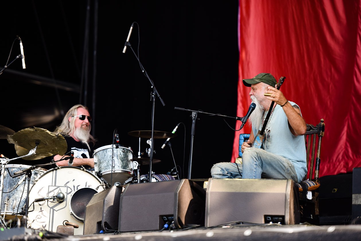 Seasick Steve – Der weit über 70-jährige Kalifornier ist ein echter Festivalliebling. – "The most low budget band in the world".