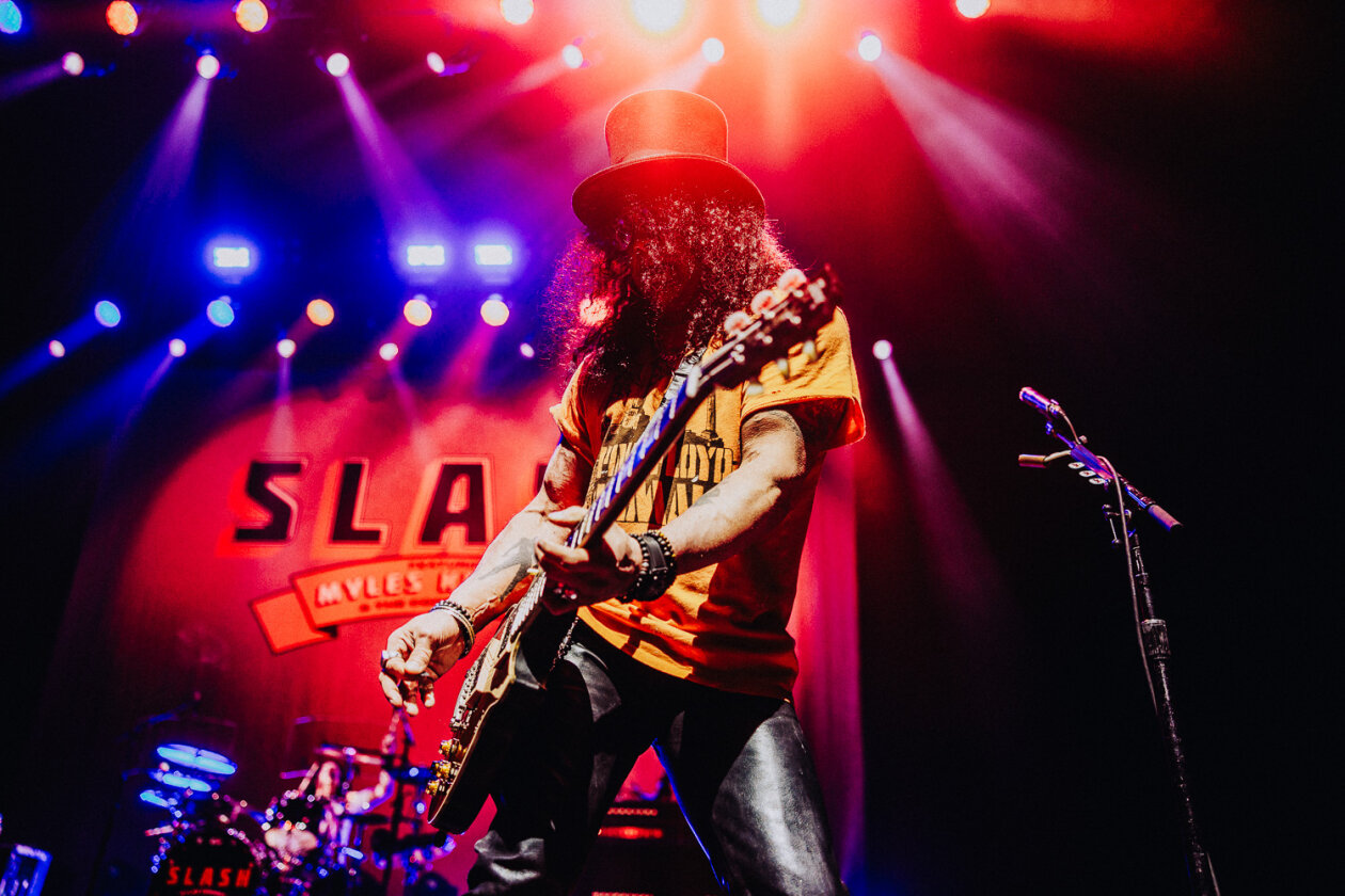 Der Guns N' Roses-Gitarrist mit Myles Kennedy und The Conspirators on tour. Im Doppelpack mit Mammoth WVH. – Slash.
