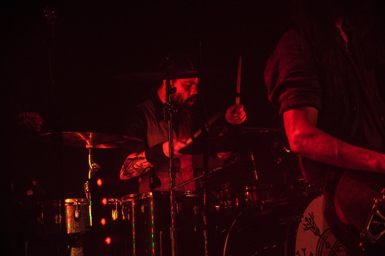 Als Live-Quintett bringen Sólstafir "Berdreyminn" nach Deutschland. – Neu-Drummer Hallgrímur Jón Hallgrímsson.